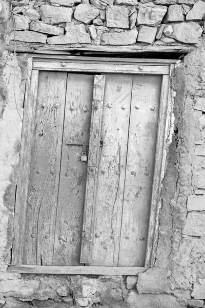 En oman vieja puerta de madera —  Fotos de Stock