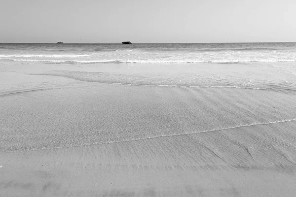 Na costa oman mar oceano golfo rocha e praia relaxar perto do céu — Fotografia de Stock