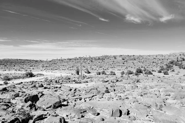 In oman de oude berg gorge en canyon de diepe bewolkte hemel — Stockfoto