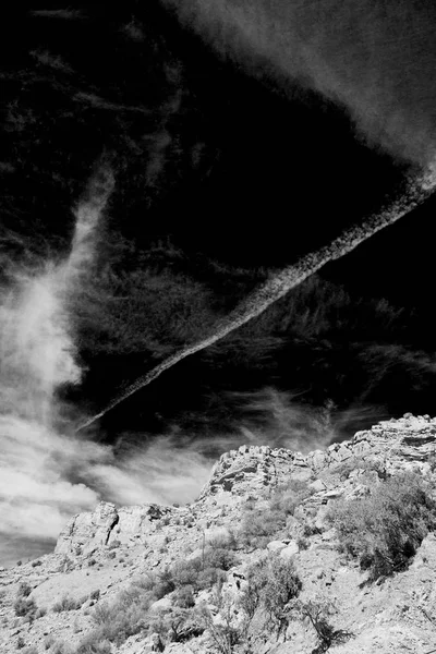 En Oman el viejo barranco de la montaña y el cañón el cielo nublado profundo — Foto de Stock