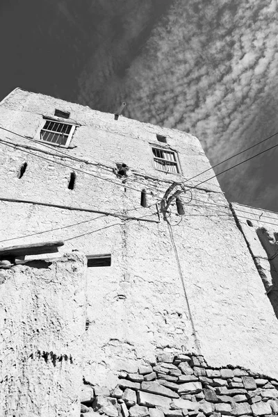 V Ománu starý opuštěný dům a zamračená obloha — Stock fotografie