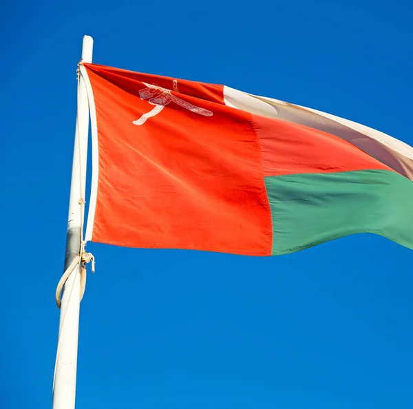 In oman waving flag and the cloudy sky — Stock Photo, Image