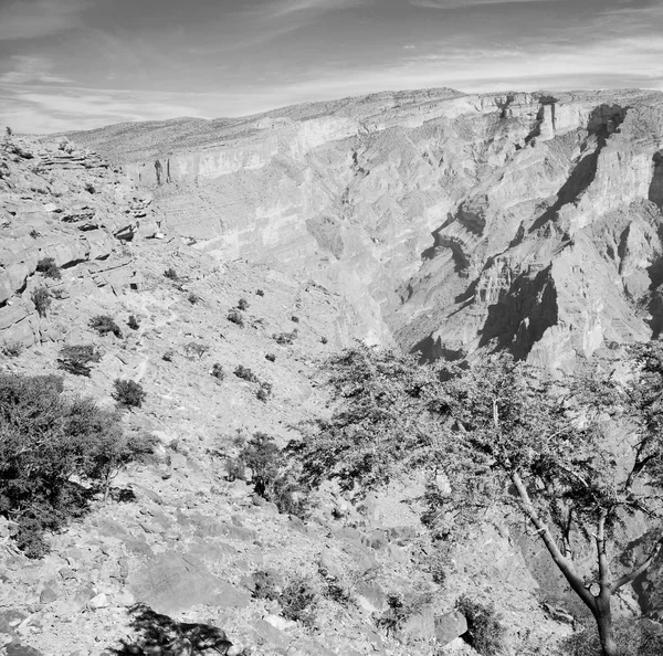 在阿曼旧山峡谷，峡谷深多云的天空 — 图库照片