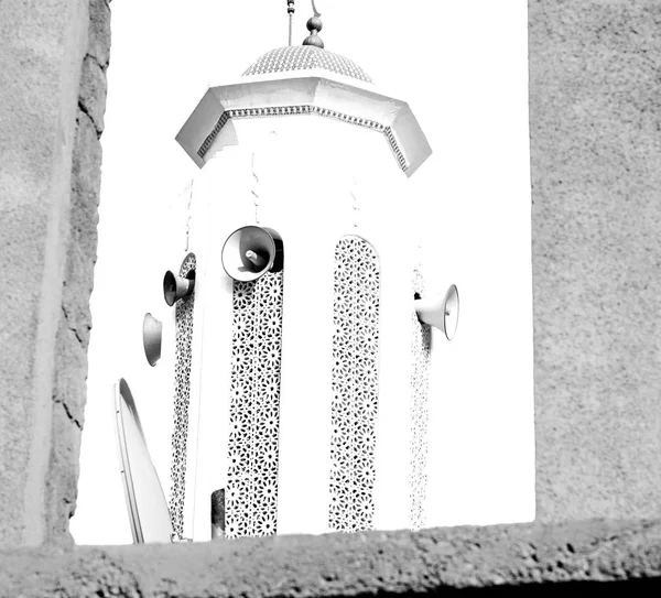 Em oman muscat a antiga mesquita minarete e religião no céu claro — Fotografia de Stock