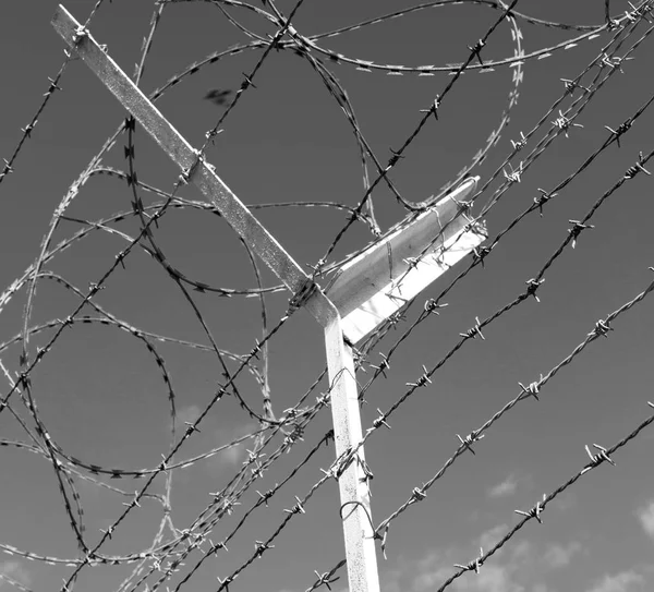 V Ománu barbwire v pozadí a zamračená obloha — Stock fotografie