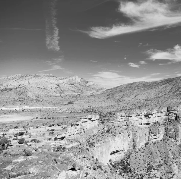 In oman de oude berg gorge en canyon de diepe bewolkte hemel — Stockfoto