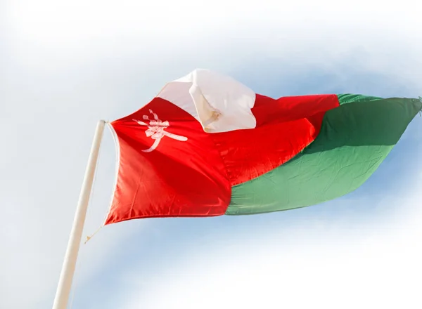 Dans le drapeau oman agitant — Photo