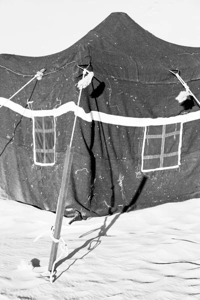 在阿曼旧沙漠空季和牧民帐篷的柏柏尔 pe 免版税图库图片