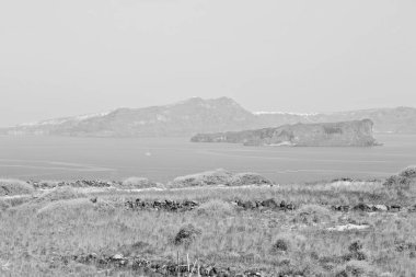 Hill ve Avrupa Yunanistan kasaba yaz Beach'te kayalara