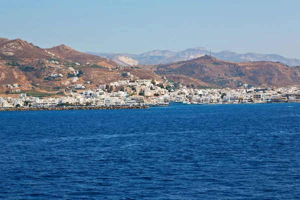 Navegando cerca de la colina y rocas playa — Foto de Stock