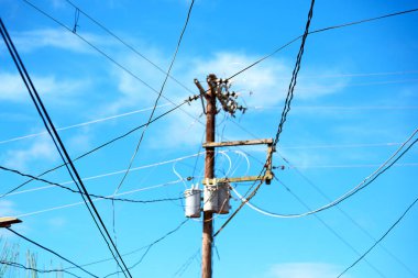 trafo ve tel bulutlu gökyüzü ile bir elektrik direği