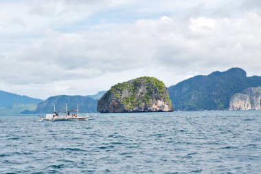  Tekne ve Pasifik Okyanusu görünümünden