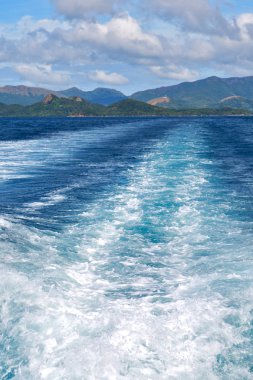   Tekne ve Pasifik Okyanusu görünümünden   