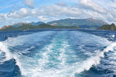   Tekne ve Pasifik Okyanusu görünümünden   