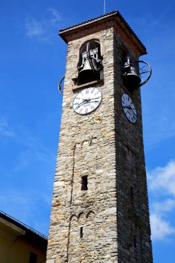 Besnate duvar ve kilise güneşli gün İtalya