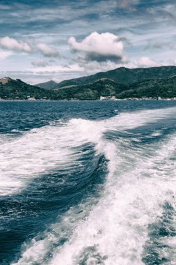   Tekne ve Pasifik Okyanusu görünümünden   