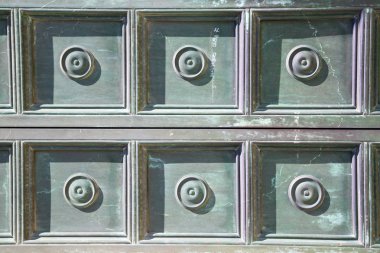 Busto arsizio soyut paslı pirinç kahverengi tokmağı kapı çinilerini içinde ahşap İtalya lombardy kapalı  