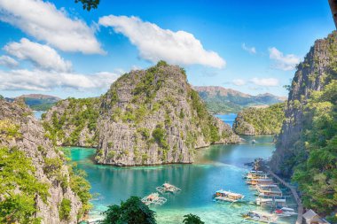 güzel cennet Körfezi ve tropikal bir uçurumun üzerinden Filipinler görünümünde lagoon