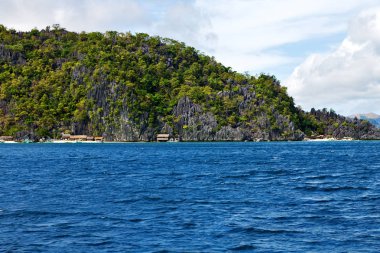 Filipinler 'deki bir tekneden El Nido Palawan yakınlarındaki yılan adasından güzel bir panorama kıyısı denizi ve kaya 