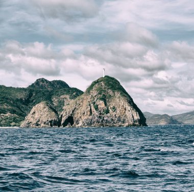 Filipinler 'deki bir tekneden El Nido Palawan yakınlarındaki yılan adasından güzel bir panorama kıyısı denizi ve kaya 