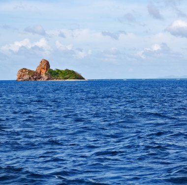 Filipinler 'deki bir tekneden El Nido Palawan yakınlarındaki yılan adasından güzel bir panorama kıyısı denizi ve kaya 