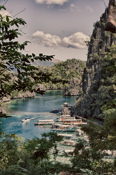 Vista de um penhasco da bela baía do paraíso — Fotografia de Stock