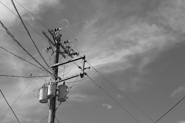电杆与变压器和电线多云的天空 — 图库照片
