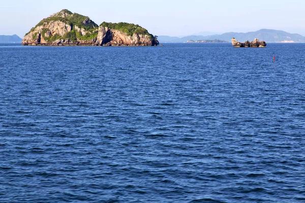 アジア ミャンマー lomprayah 湾島岩 — ストック写真