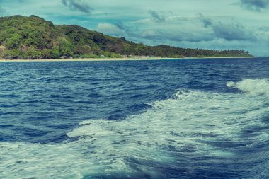 Filipinler 'deki bulanıklık, teknenin ve Pasifik Okyanusu' nun arka planının manzarası.