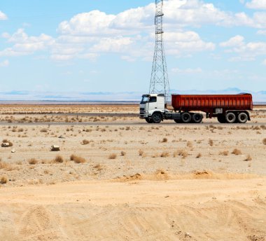 İran'da dağ ve yatay bir arabanın penceresinden bulanıklık