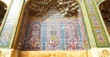 İran 'da bulanık. Arka plan gibi antik camiden dekoratif çiçek kiremitleri.