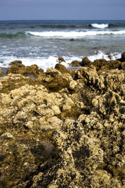 Lanzarote Adası köpük rock manzara gökyüzü bulut su içinde 