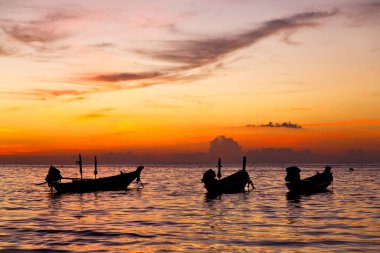 Tayland gündoğumu tekne ve deniz tao kho içinde 