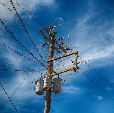 trafo ve tel bulutlu gökyüzü ile bir elektrik direği