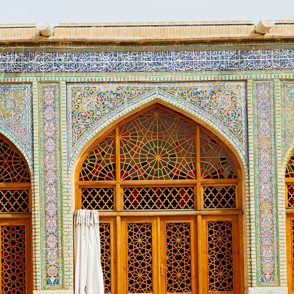 イランの古いモスクと従来の壁タイルの塔近くの切開 — ストック写真