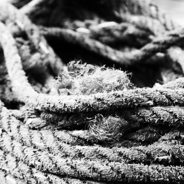 Une corde dans le yacht accessoire bateau — Photo