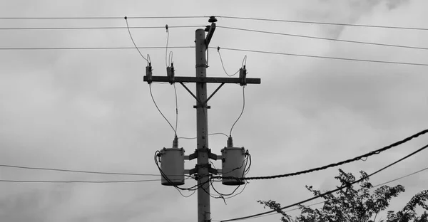 電柱変圧器と電線曇り空 — ストック写真