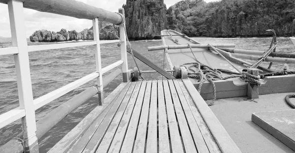 Vista de la colina de la isla desde la proa de un barco —  Fotos de Stock