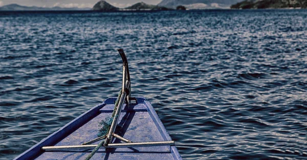 Vista de la colina de la isla desde la proa de un barco —  Fotos de Stock