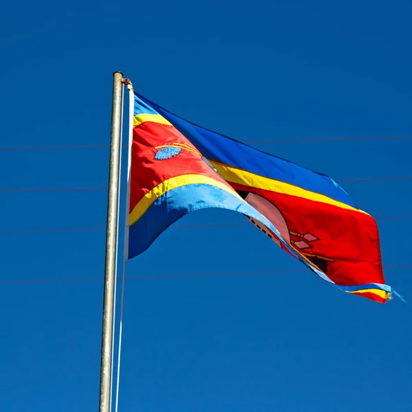 Im Swasiland Flagge und Himmel schwenkend — Stockfoto