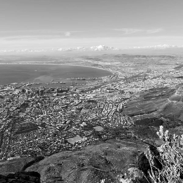 テーブル山空海と家から南アフリカ共和国ケープ町市街のスカイラインのぼかし — ストック写真