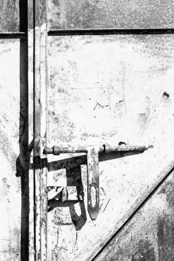 antika metal kilit kapı içinde eski bir ev 
