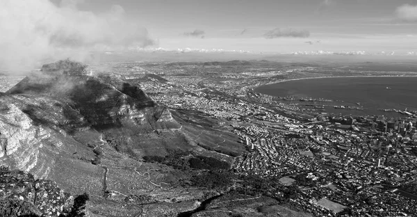 En la ciudad de Sudáfrica skyline de montaña — Foto de Stock