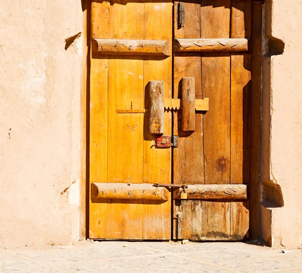 Em iran velha porta de madeira — Fotografia de Stock