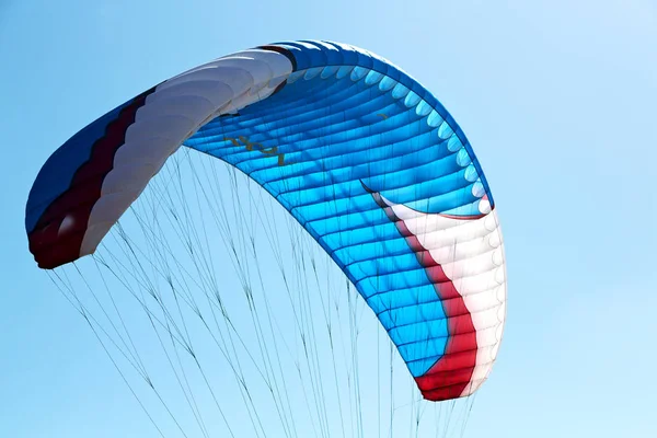 Kite surfing färger på himlen — Stockfoto