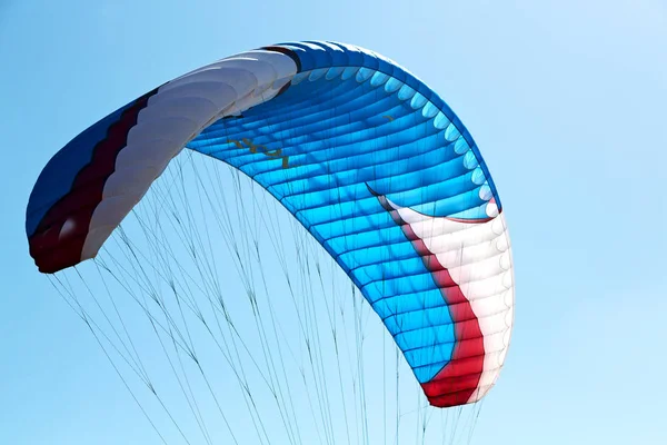 Kite surfen kleuren aan de hemel — Stockfoto