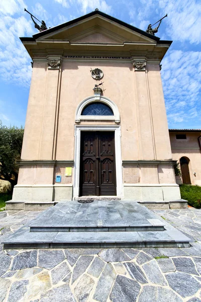 Jerago の古い教会でロンバルディア閉じレンガ塔歩道イタリア — ストック写真