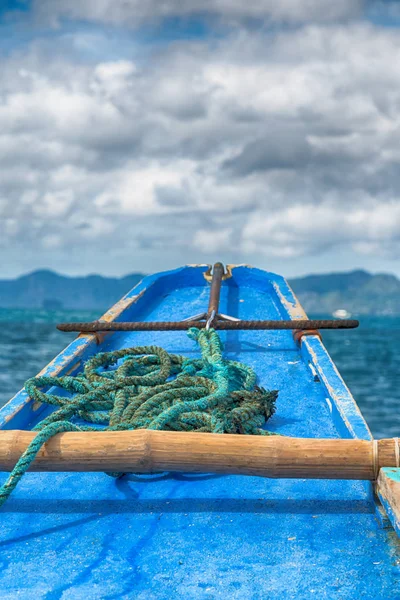 Vista della collina dell'isola dalla prua di una barca — Foto Stock