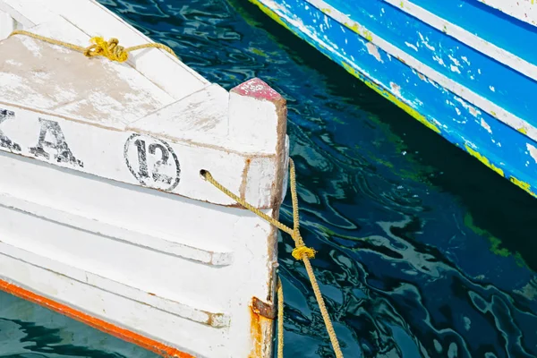 Velho proa suja de um barco no porto como resumo — Fotografia de Stock