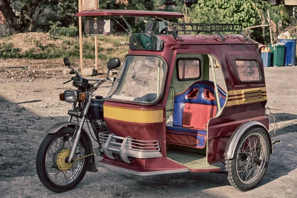 En Asia philipphines la motocicleta típica —  Fotos de Stock